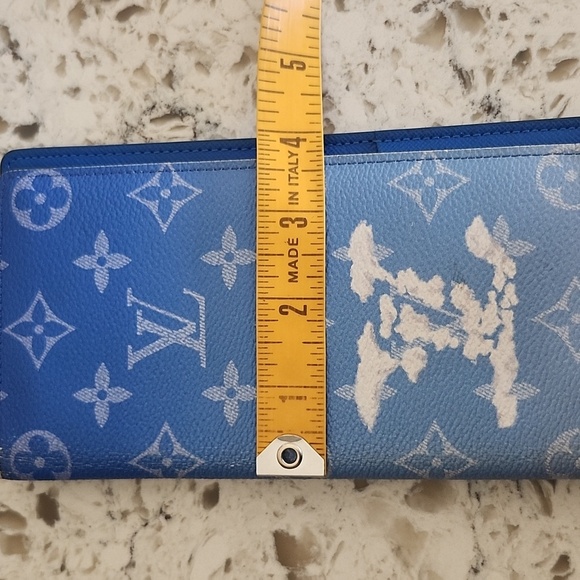 Louis Vuitton RARE Gradient Blue Monogram Wallet/Passport Holder - Picture 15 of 15